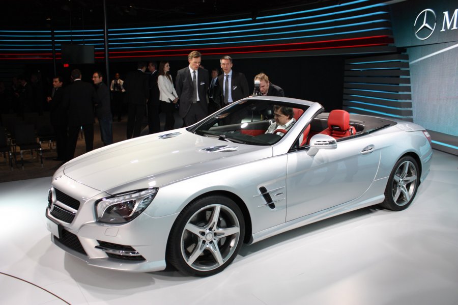 Родстер Mercedes SL полегчал на 140 кг